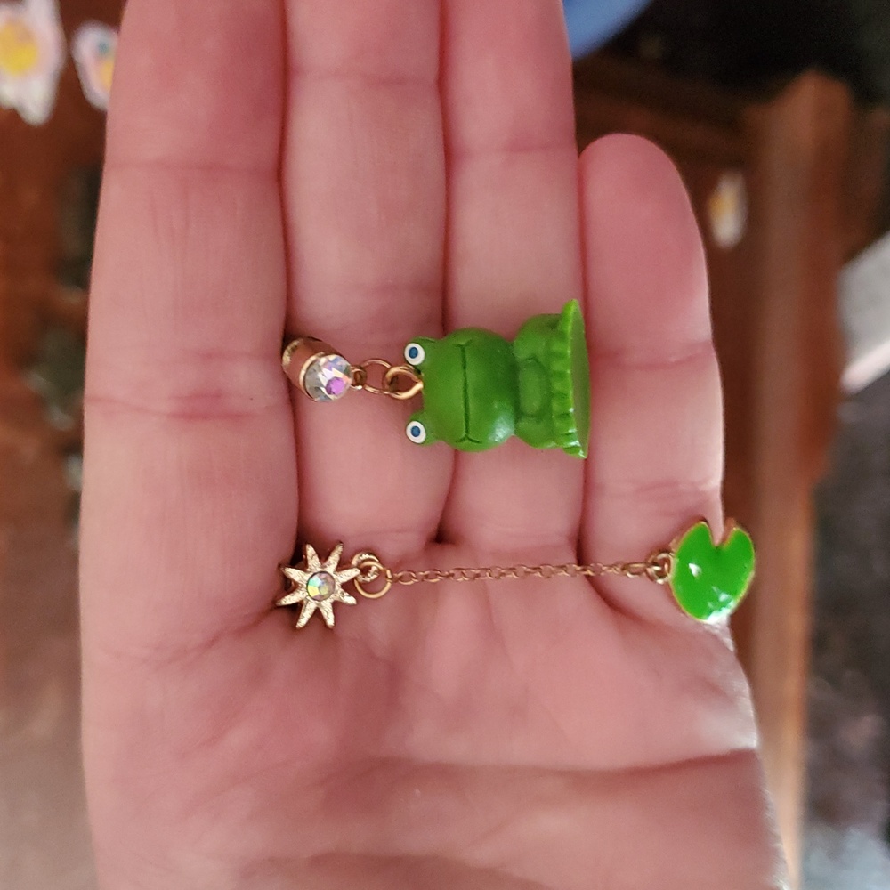 Hot Topic Frog Green & Gold Assymetrical Earrings